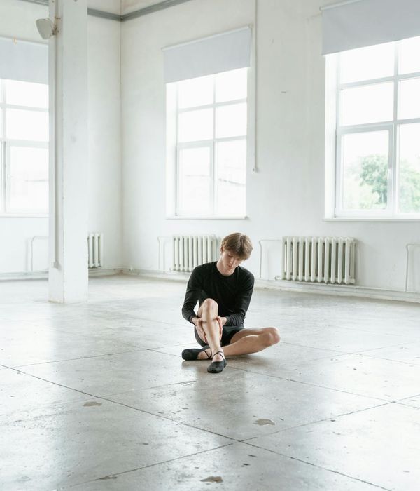 A calm and minimalist space for concentration exercises.